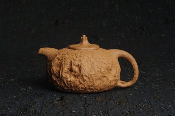紫砂壶图片：美壶特惠 进步明显优质黄金段全手工龚春 供春 异型盖 难度大 肌理丰富 - 宜兴紫砂壶网