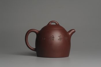 紫砂壶图片：油润紫泥 全手工秦权壶 清茗堂助工文气装山水 - 宜兴紫砂壶网