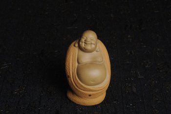 紫砂壶图片：美宠特惠 精致弥勒佛 茶宠 高9cm 有点小花泥 158元惠出 - 宜兴紫砂壶网