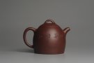 紫砂壶图片：油润紫泥 全手工秦权壶 清茗堂助工文气装山水 - 宜兴紫砂壶网