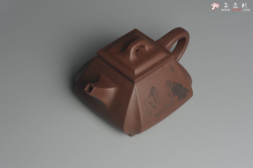 紫砂壶图片：美壶特惠 用心之作 进步之作 细节到位 做工精良 方健老师精心装饰对弈图抽角石瓢 只为看得见的朋友 - 宜兴紫砂壶网