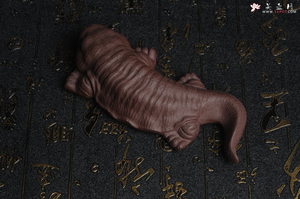 紫砂壶图片：美宠特惠 回馈壶友 精致性价比紫泥娃娃鱼茶宠 憨厚可爱长13.5cm高2.8cm左右 - 宜兴紫砂壶网