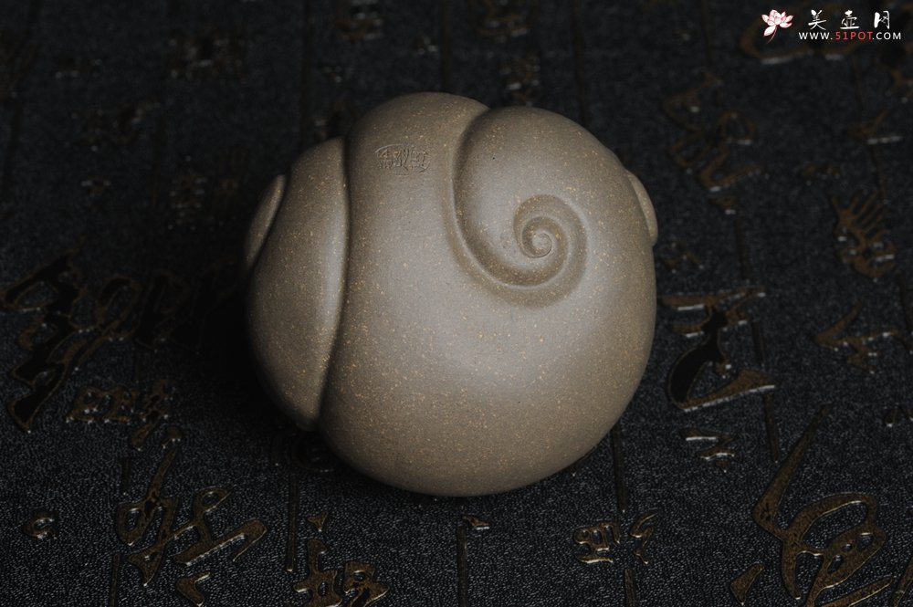 紫砂壶图片：美宠特惠 回馈壶友 精致聚财金蟾二式茶宠 茶盘尤物 长7.5cm高5.5cm左右 - 宜兴紫砂壶网