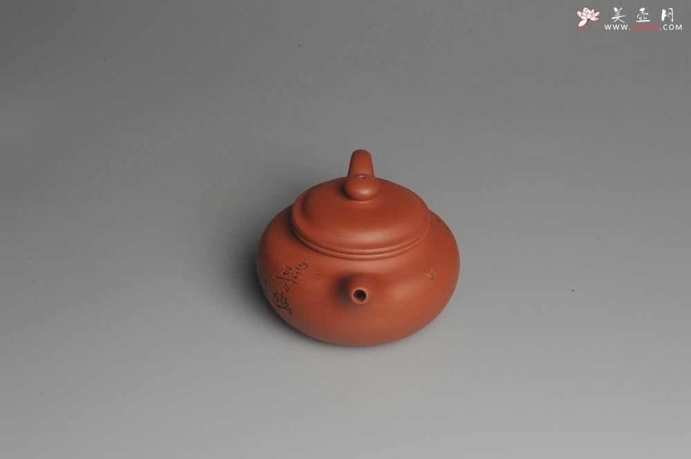 紫砂壶图片：美壶特惠 精致小仿古 寻幽 人物刻绘栩栩如生 茶人醉爱 养后温润如玉 - 宜兴紫砂壶网