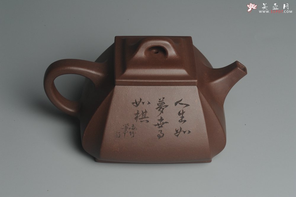 紫砂壶图片：美壶特惠 用心之作 进步之作 细节到位 做工精良 方健老师精心装饰对弈图抽角石瓢 只为看得见的朋友 - 宜兴紫砂壶网