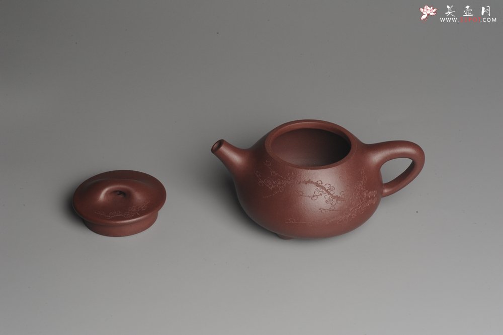 紫砂壶图片：美壶特惠 精致做工经典平盖小石瓢 精刻梅花 暗香浮动 灰常雅致 - 宜兴紫砂壶网