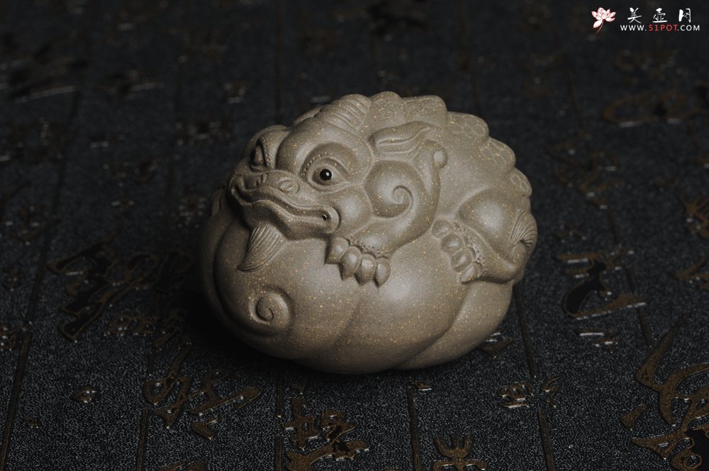 紫砂壶图片：美宠特惠 回馈壶友 精致聚财金蟾二式茶宠 茶盘尤物 长7.5cm高5.5cm左右 - 宜兴紫砂壶网