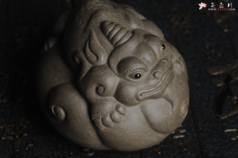 紫砂壶图片：美宠特惠 回馈壶友 精致聚财金蟾二式茶宠 茶盘尤物 长7.5cm高5.5cm左右 - 宜兴紫砂壶网