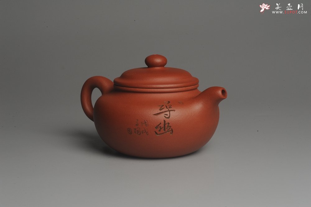 紫砂壶图片：美壶特惠 精致小仿古 寻幽 人物刻绘栩栩如生 茶人醉爱 养后温润如玉 - 宜兴紫砂壶网