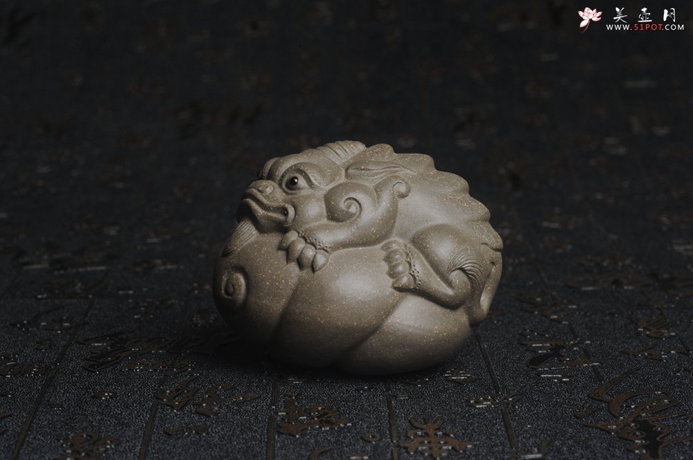 紫砂壶图片：美宠特惠 回馈壶友 精致聚财金蟾二式茶宠 茶盘尤物 长7.5cm高5.5cm左右 - 宜兴紫砂壶网