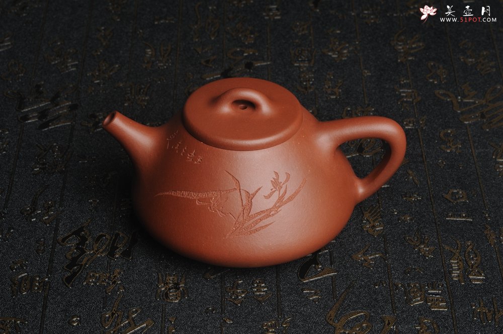 紫砂壶图片：油润底曹青 全手工精品子冶石瓢 骨肉匀挺 文气装饰兰草图 长剑不借时人看 - 宜兴紫砂壶网