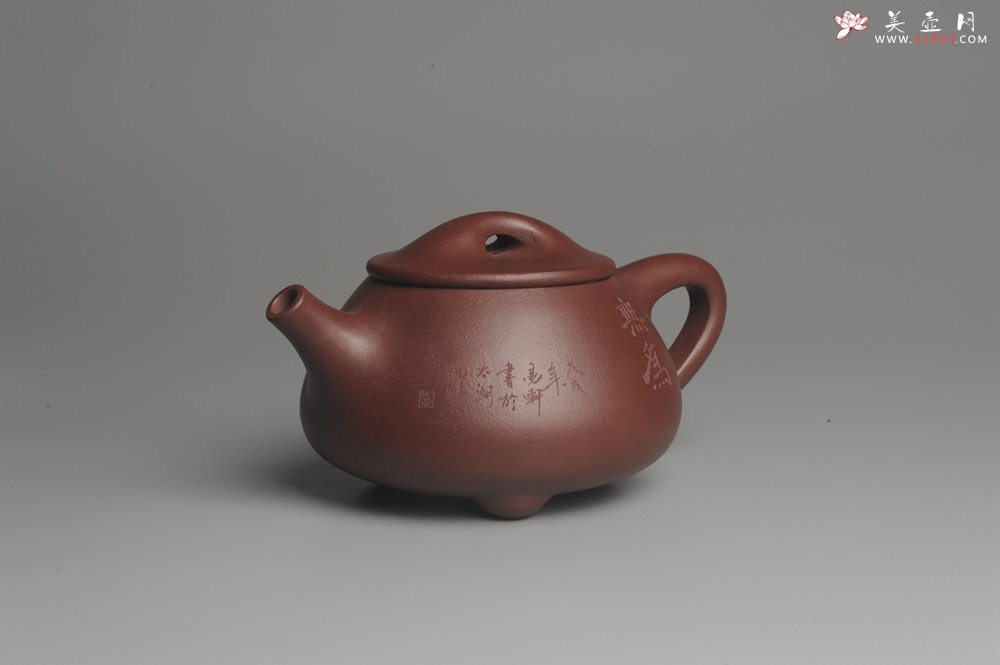 紫砂壶图片：美壶特惠 精致做工经典平盖无为小石瓢 精刻人物 茶人醉爱 - 宜兴紫砂壶网