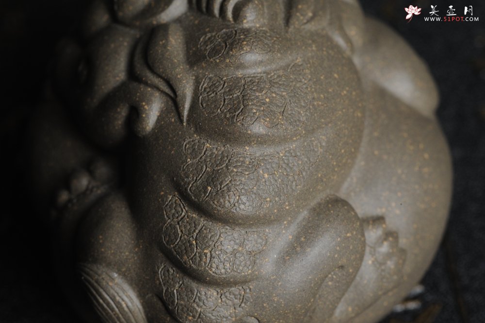 紫砂壶图片：美宠特惠 回馈壶友 精致聚财金蟾二式茶宠 茶盘尤物 长7.5cm高5.5cm左右 - 宜兴紫砂壶网