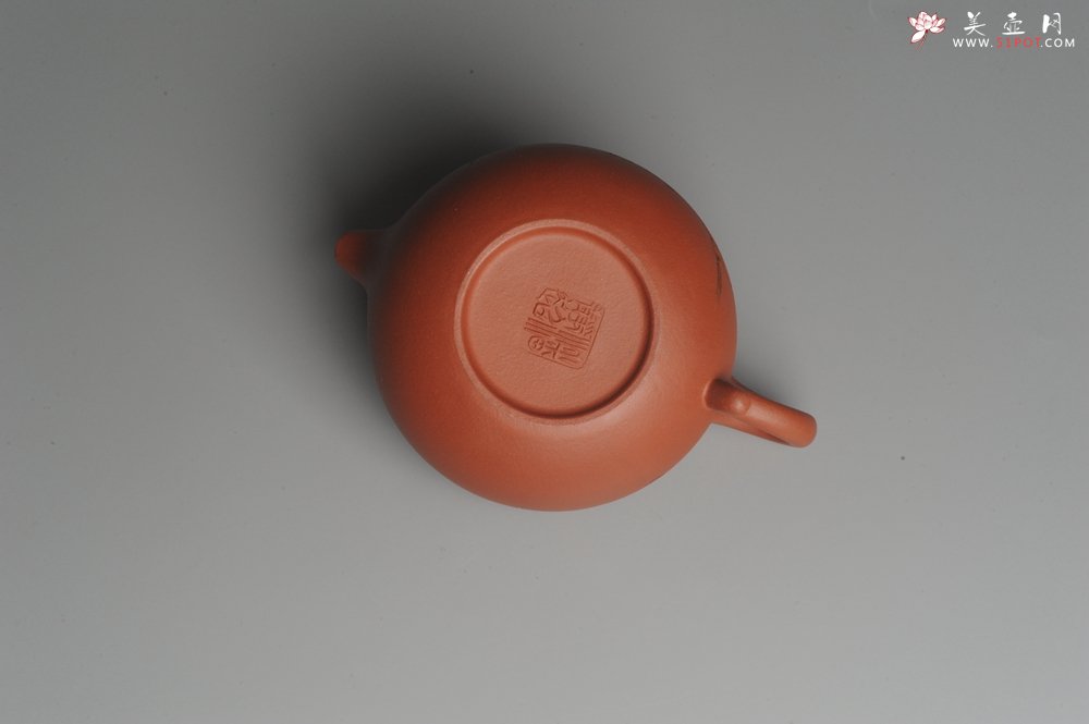 紫砂壶图片：美壶特惠 精致小仿古 子陶刻竹子和知了 寓意知足常乐 茶人醉爱 养后温润如玉 - 宜兴紫砂壶网