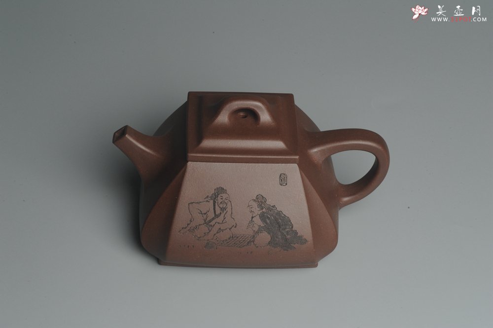 紫砂壶图片：美壶特惠 用心之作 进步之作 细节到位 做工精良 方健老师精心装饰对弈图抽角石瓢 只为看得见的朋友 - 宜兴紫砂壶网