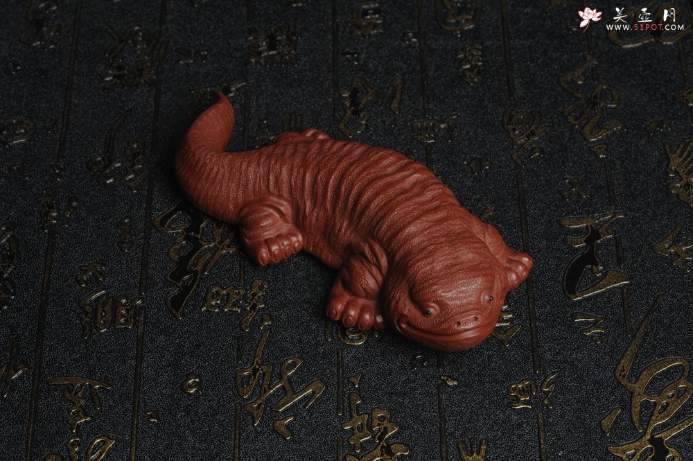 紫砂壶图片：美宠特惠 回馈壶友 精致性价比大红袍朱泥娃娃鱼茶宠 憨厚可爱 长12.5cm高2.5cm左右 - 宜兴紫砂壶网