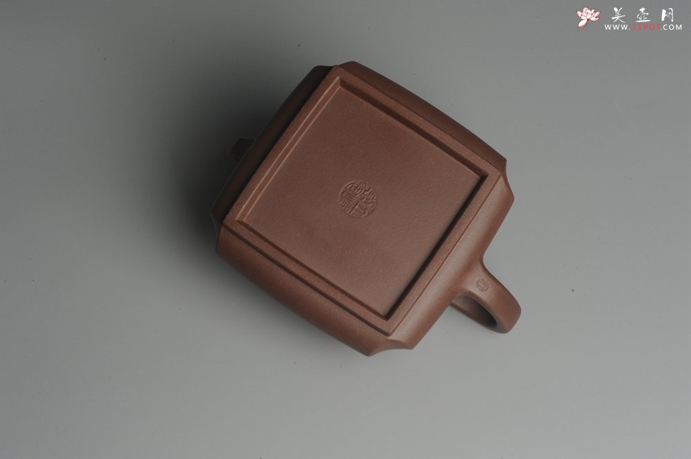 紫砂壶图片：美壶特惠 用心之作 进步之作 细节到位 做工精良 方健老师精心装饰对弈图抽角石瓢 只为看得见的朋友 - 宜兴紫砂壶网