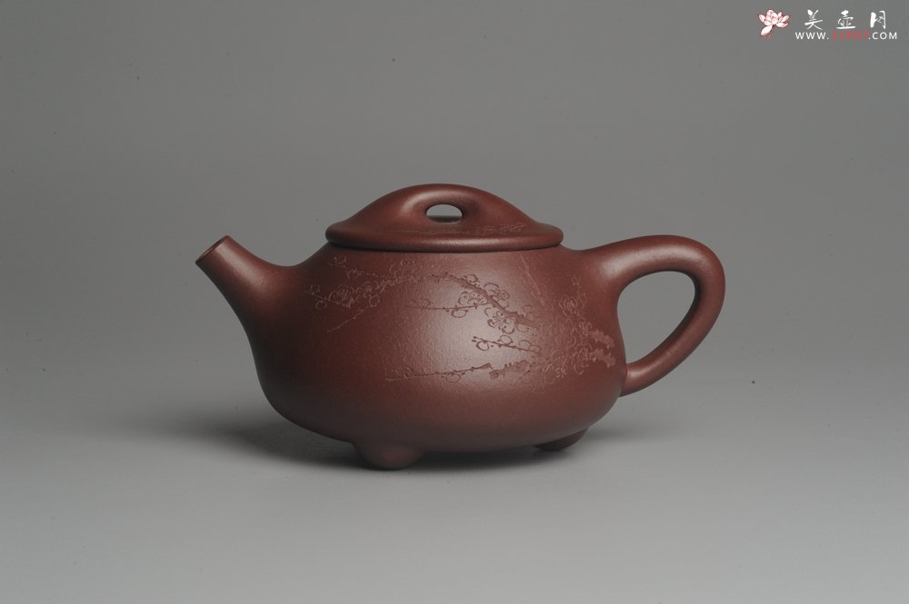 紫砂壶图片：美壶特惠 精致做工经典平盖小石瓢 精刻梅花 暗香浮动 灰常雅致 - 宜兴紫砂壶网