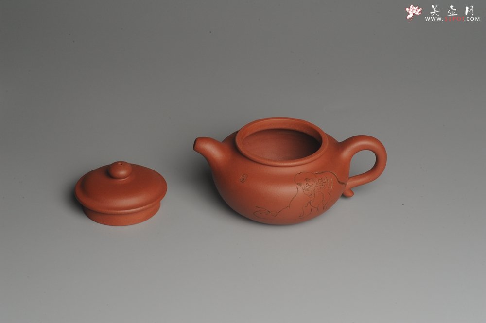 紫砂壶图片：美壶特惠 精致小仿古 寻幽 人物刻绘栩栩如生 茶人醉爱 养后温润如玉 - 宜兴紫砂壶网