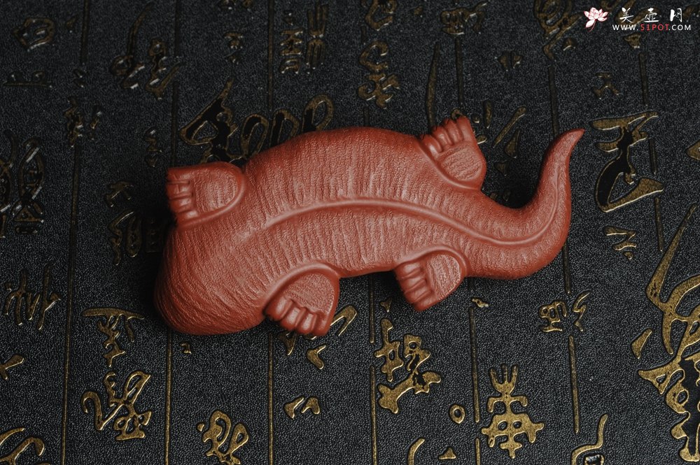 紫砂壶图片：美宠特惠 回馈壶友 精致性价比大红袍朱泥娃娃鱼茶宠 憨厚可爱 长12.5cm高2.5cm左右 - 宜兴紫砂壶网