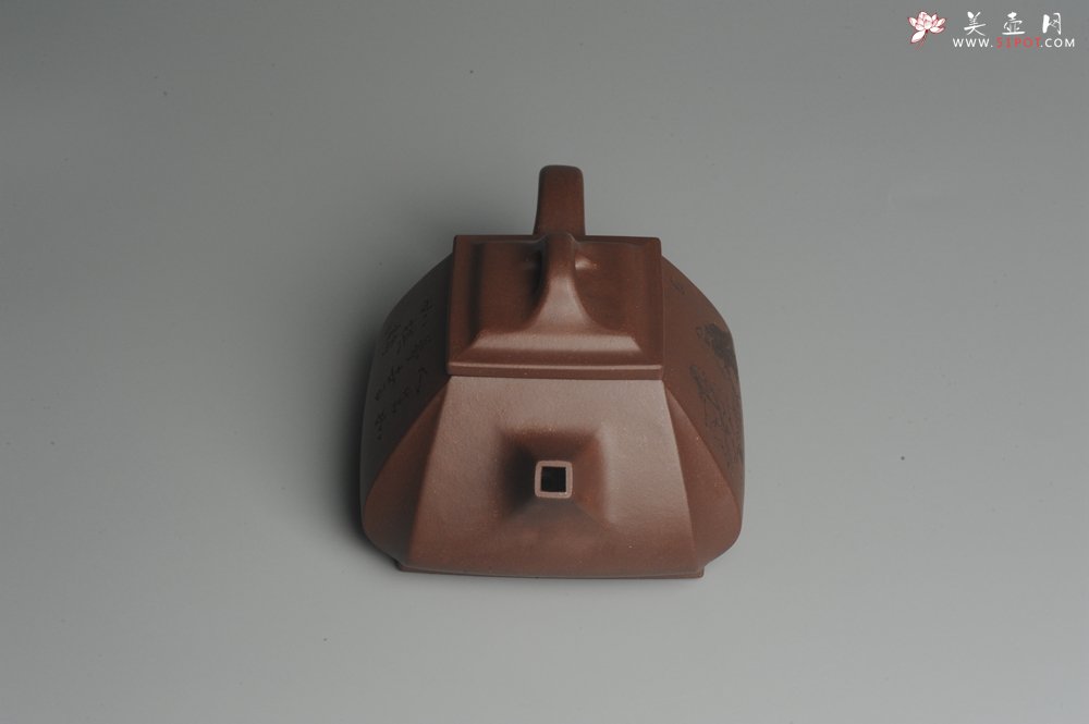 紫砂壶图片：美壶特惠 用心之作 进步之作 细节到位 做工精良 方健老师精心装饰对弈图抽角石瓢 只为看得见的朋友 - 宜兴紫砂壶网