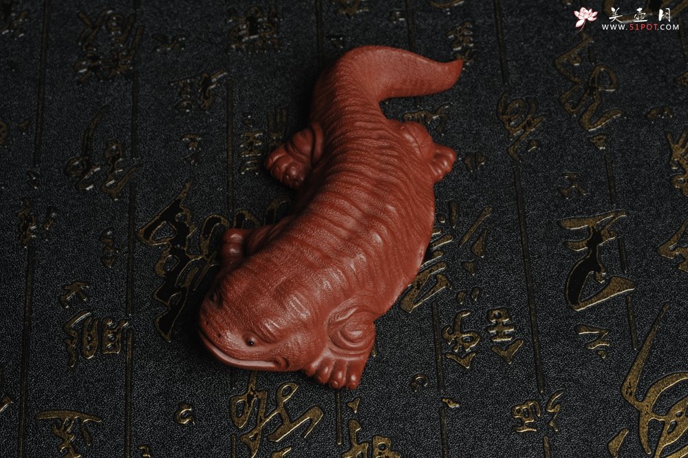 紫砂壶图片：美宠特惠 回馈壶友 精致性价比大红袍朱泥娃娃鱼茶宠 憨厚可爱 长12.5cm高2.5cm左右 - 宜兴紫砂壶网