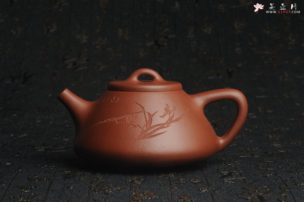 紫砂壶图片：油润底曹青 全手工精品子冶石瓢 骨肉匀挺 文气装饰兰草图 长剑不借时人看 - 宜兴紫砂壶网