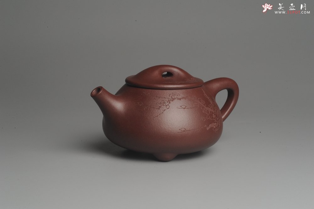 紫砂壶图片：美壶特惠 精致做工经典平盖小石瓢 精刻梅花 暗香浮动 灰常雅致 - 宜兴紫砂壶网