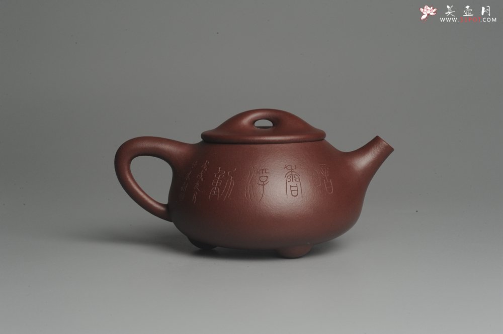 紫砂壶图片：美壶特惠 精致做工经典平盖小石瓢 精刻梅花 暗香浮动 灰常雅致 - 宜兴紫砂壶网