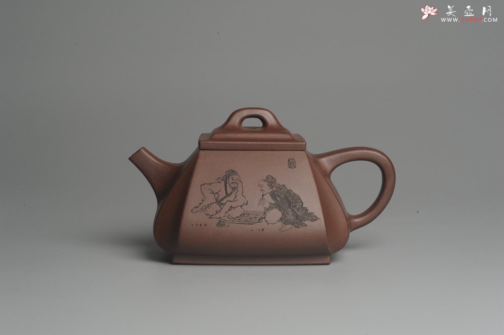 紫砂壶图片：美壶特惠 用心之作 进步之作 细节到位 做工精良 方健老师精心装饰对弈图抽角石瓢 只为看得见的朋友 - 宜兴紫砂壶网