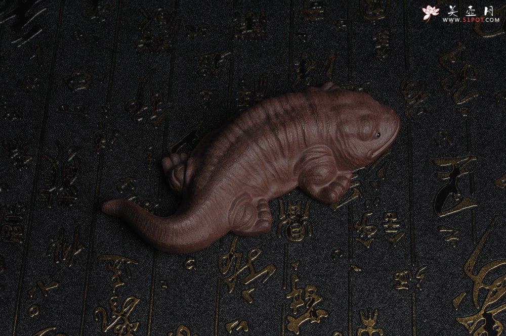 紫砂壶图片：美宠特惠 回馈壶友 精致性价比紫泥娃娃鱼茶宠 憨厚可爱长13.5cm高2.8cm左右 - 宜兴紫砂壶网