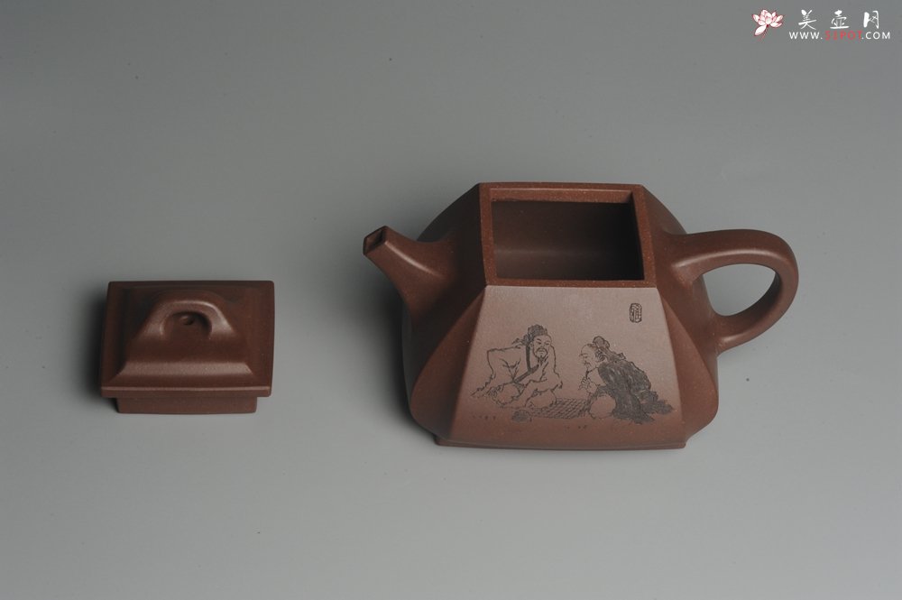 紫砂壶图片：美壶特惠 用心之作 进步之作 细节到位 做工精良 方健老师精心装饰对弈图抽角石瓢 只为看得见的朋友 - 宜兴紫砂壶网