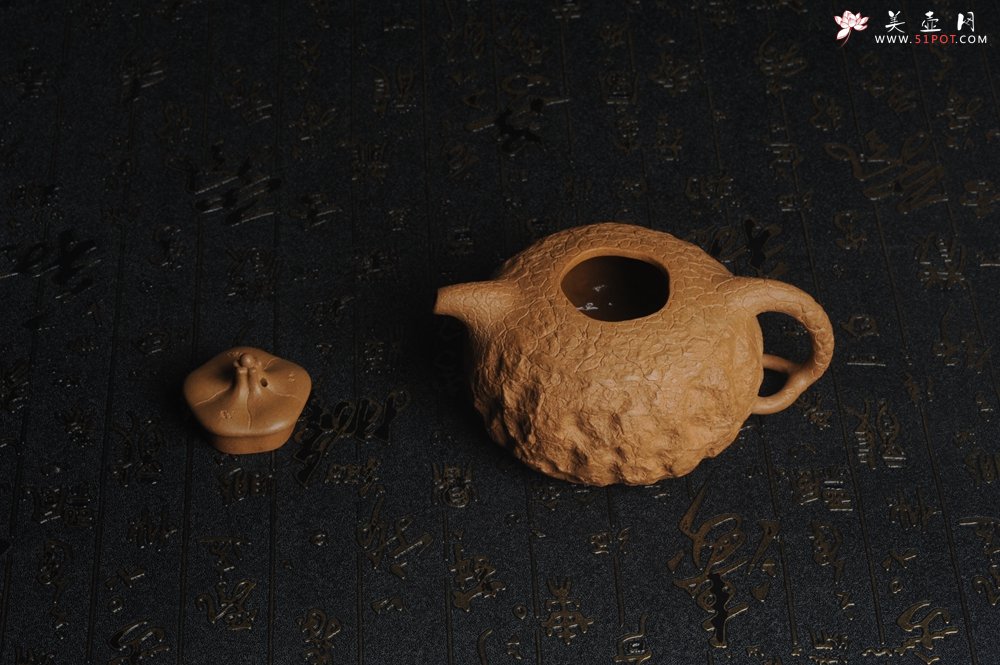 紫砂壶图片：美壶特惠 进步明显优质黄金段全手工供春壶 异型盖 难度大 肌理丰富 - 宜兴紫砂壶网