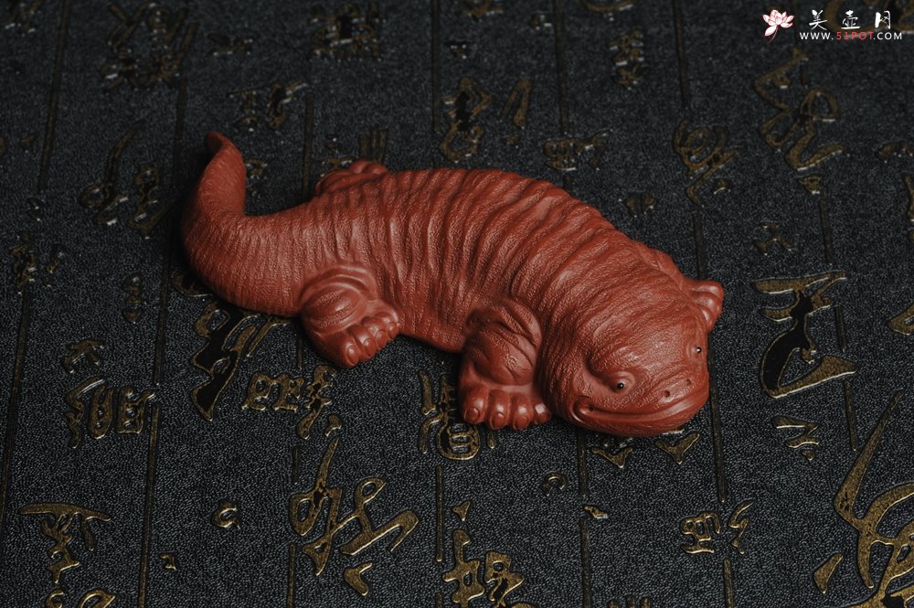 紫砂壶图片：美宠特惠 回馈壶友 精致性价比大红袍朱泥娃娃鱼茶宠 憨厚可爱 长12.5cm高2.5cm左右 - 宜兴紫砂壶网