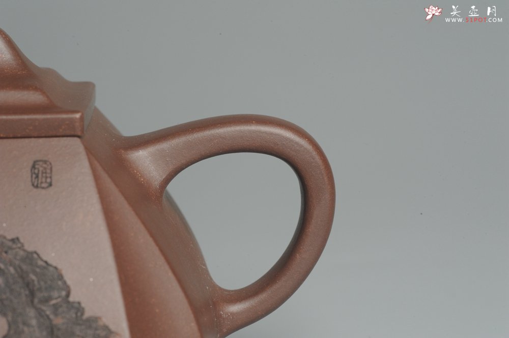 紫砂壶图片：美壶特惠 用心之作 进步之作 细节到位 做工精良 方健老师精心装饰对弈图抽角石瓢 只为看得见的朋友 - 宜兴紫砂壶网