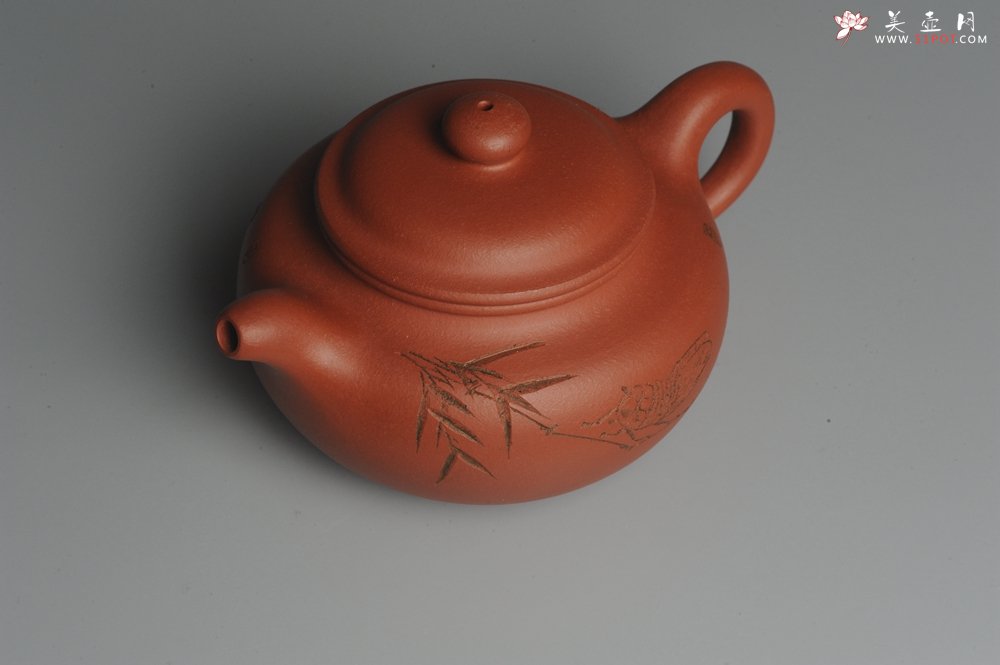 紫砂壶图片：美壶特惠 精致小仿古 子陶刻竹子和知了 寓意知足常乐 茶人醉爱 养后温润如玉 - 宜兴紫砂壶网