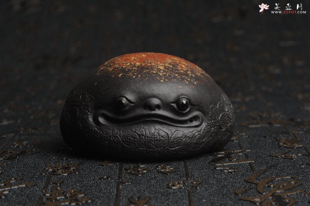 紫砂壶图片：美宠特惠 回馈壶友 精致性价比黑泥彩背金蟾盖托茶宠长8cm高度4cm左右 - 宜兴紫砂壶网