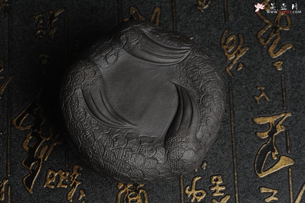 紫砂壶图片：美宠特惠 回馈壶友 精致性价比黑泥彩背金蟾盖托茶宠长8cm高度4cm左右 - 宜兴紫砂壶网