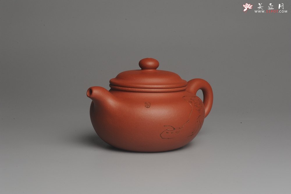 紫砂壶图片：美壶特惠 精致小仿古 寻幽 人物刻绘栩栩如生 茶人醉爱 养后温润如玉 - 宜兴紫砂壶网