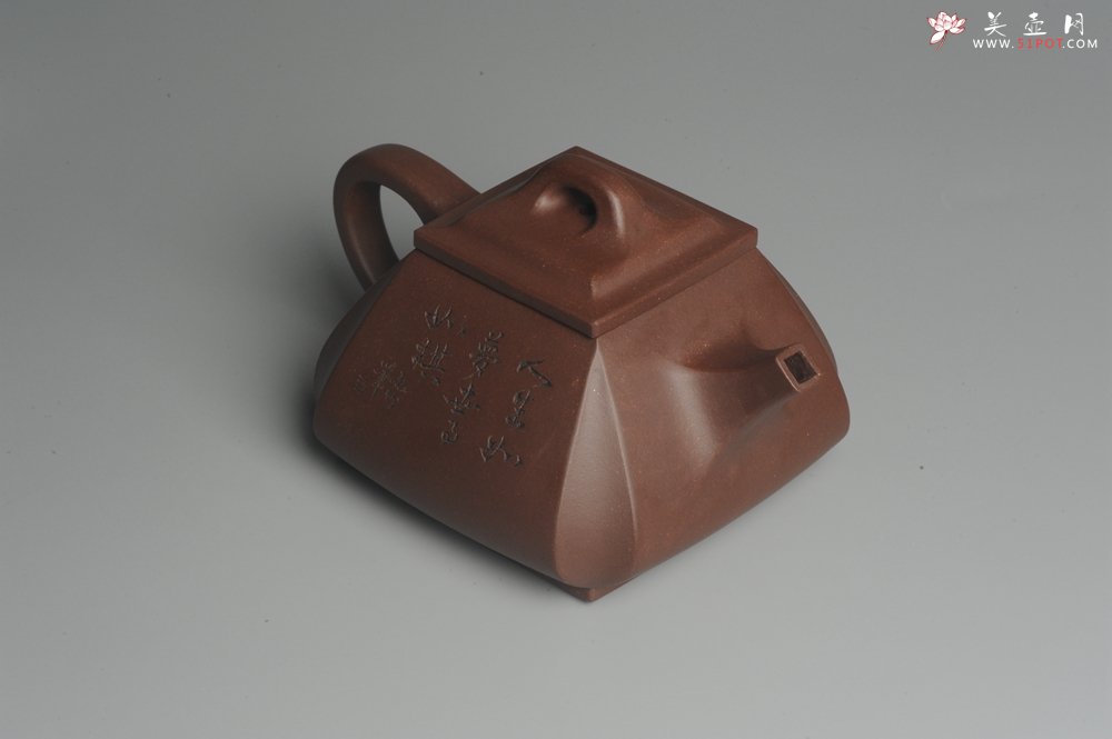 紫砂壶图片：美壶特惠 用心之作 进步之作 细节到位 做工精良 方健老师精心装饰对弈图抽角石瓢 只为看得见的朋友 - 宜兴紫砂壶网