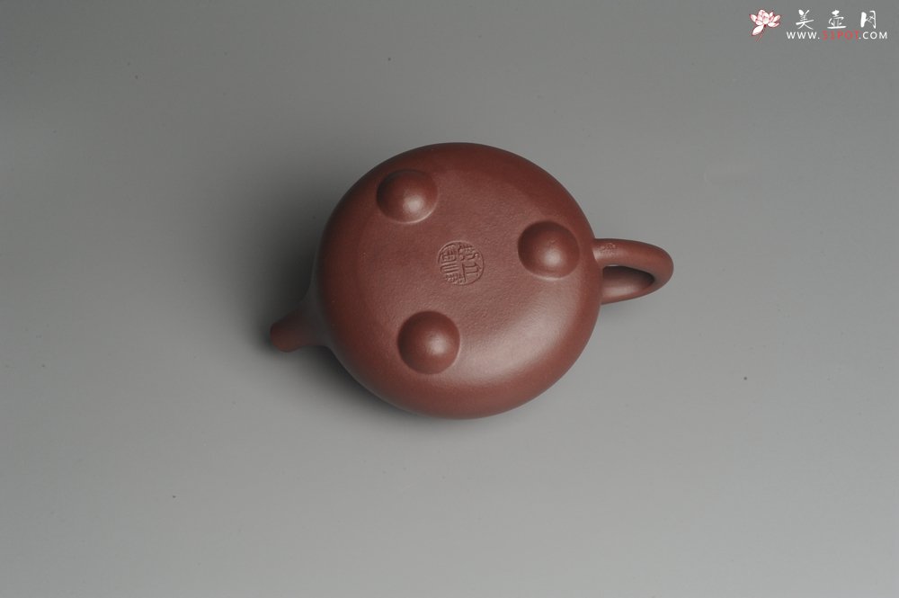 紫砂壶图片：美壶特惠 精致做工经典平盖饮者寿小石瓢 精刻人物 茶人醉爱 - 宜兴紫砂壶网