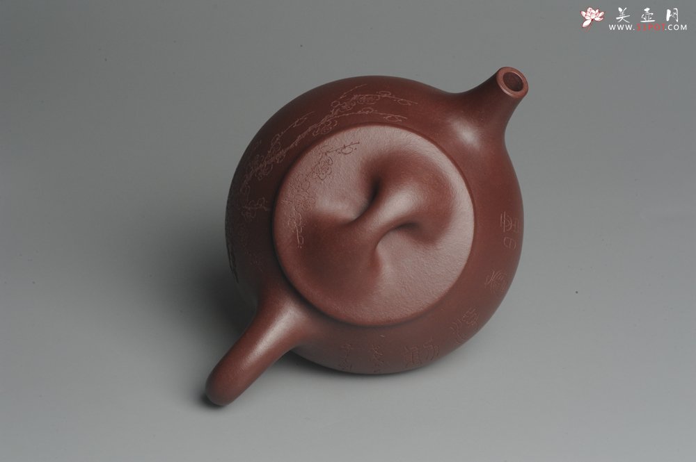 紫砂壶图片：美壶特惠 精致做工经典平盖小石瓢 精刻梅花 暗香浮动 灰常雅致 - 宜兴紫砂壶网