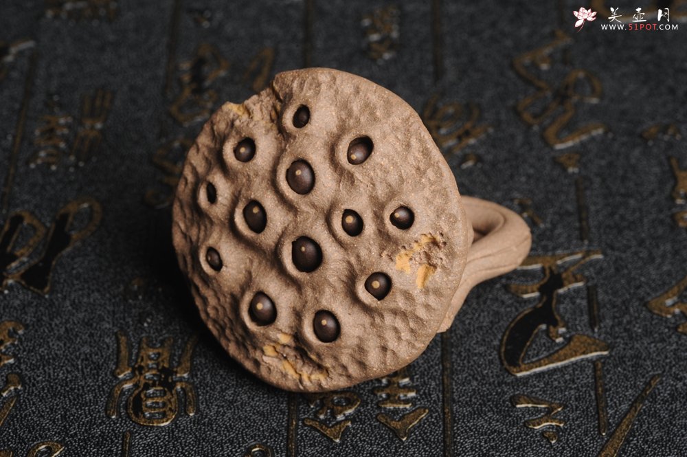 紫砂壶图片：美宠特惠 回馈壶友 精致性价比老段泥莲蓬茶宠直径5.5cm长度5.5cm左右 - 宜兴紫砂壶网