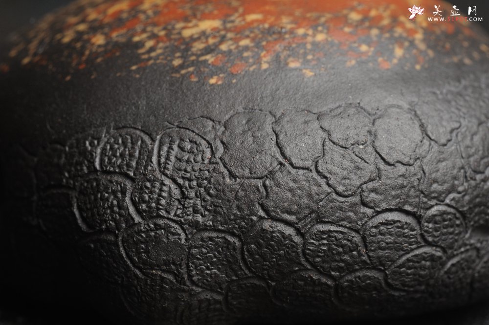 紫砂壶图片：美宠特惠 回馈壶友 精致性价比黑泥彩背金蟾盖托茶宠长8cm高度4cm左右 - 宜兴紫砂壶网