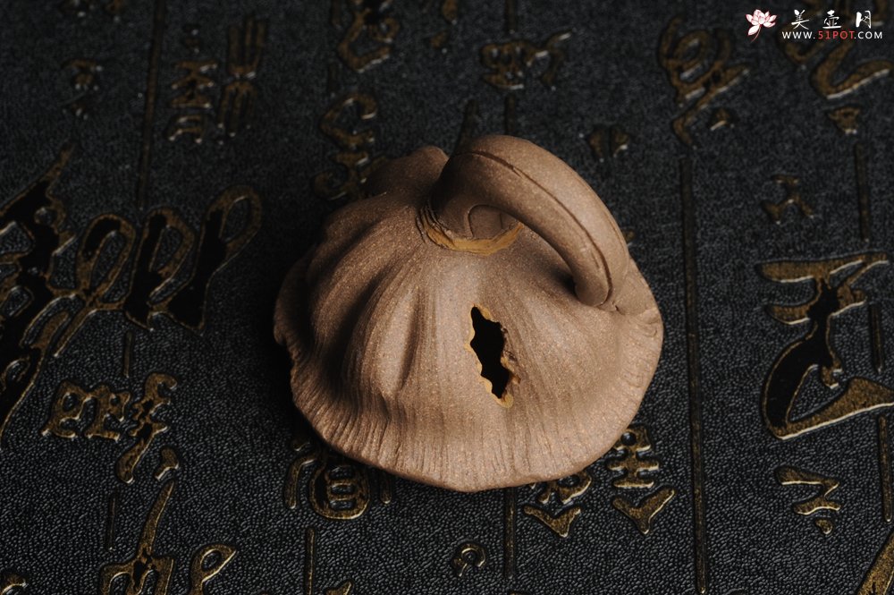 紫砂壶图片：美宠特惠 回馈壶友 精致性价比老段泥莲蓬茶宠直径5.5cm长度5.5cm左右 - 宜兴紫砂壶网