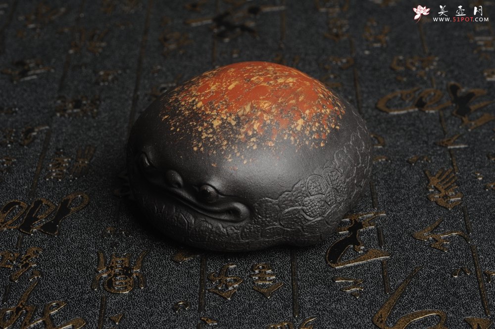 紫砂壶图片：美宠特惠 回馈壶友 精致性价比黑泥彩背金蟾盖托茶宠长8cm高度4cm左右 - 宜兴紫砂壶网