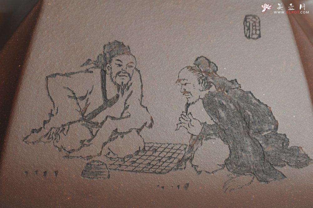 紫砂壶图片：美壶特惠 用心之作 进步之作 细节到位 做工精良 方健老师精心装饰对弈图抽角石瓢 只为看得见的朋友 - 宜兴紫砂壶网