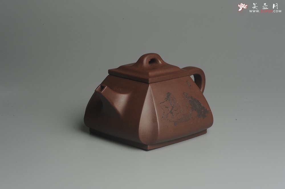 紫砂壶图片：美壶特惠 用心之作 进步之作 细节到位 做工精良 方健老师精心装饰对弈图抽角石瓢 只为看得见的朋友 - 宜兴紫砂壶网