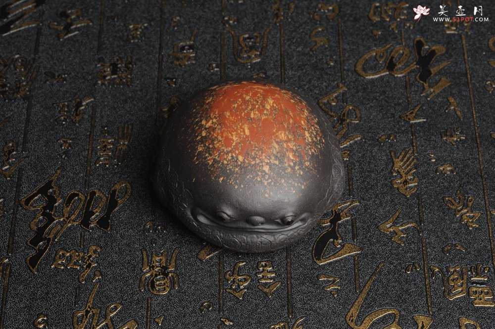 紫砂壶图片：美宠特惠 回馈壶友 精致性价比黑泥彩背金蟾盖托茶宠长8cm高度4cm左右 - 宜兴紫砂壶网