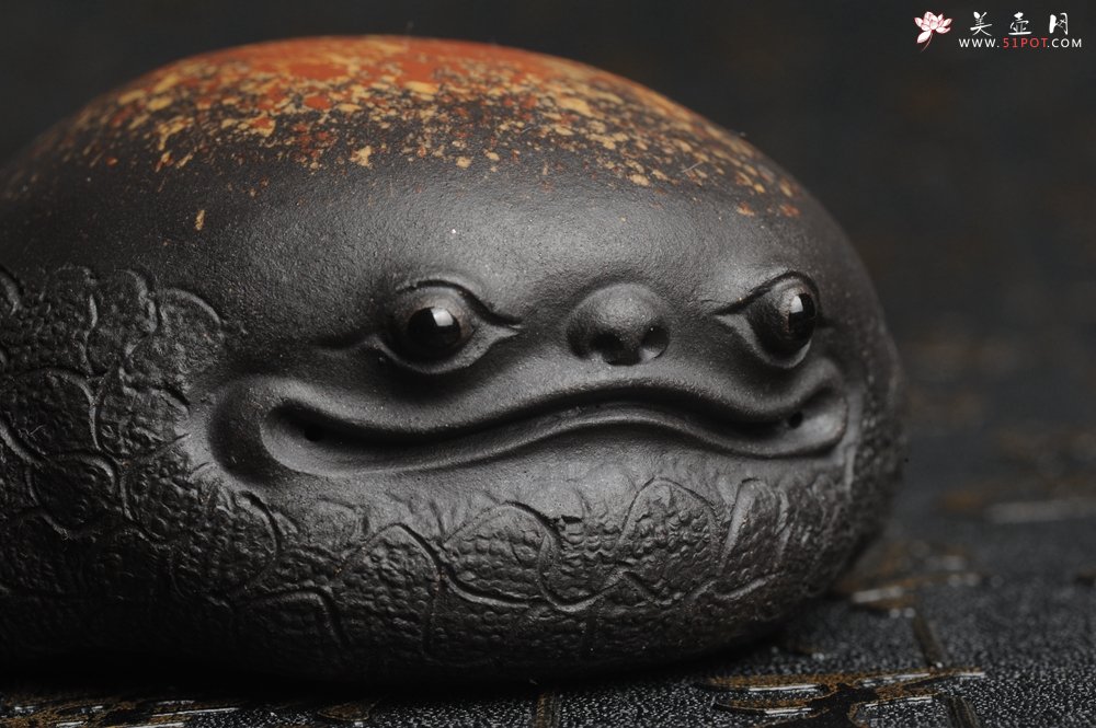 紫砂壶图片：美宠特惠 回馈壶友 精致性价比黑泥彩背金蟾盖托茶宠长8cm高度4cm左右 - 宜兴紫砂壶网